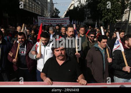 (180112) -- ATHÈNES, 12 janvier 2018 -- des manifestants manifestent contre un nouveau projet de loi d'austérité à Athènes, Grèce, le 12 janvier 2018. Les syndicats grecs ont organisé une première série de grèves et de manifestations vendredi contre le nouveau projet de loi d'austérité débattu au Parlement qui, entre autres mesures, resserre les conditions pour appeler à des grèves. GRÈCE-ATHÈNES-SYNDICATS-PROTESTATION-AUSTÉRITÉ PROJET DE LOI MARIOSXLOLOS PUBLICATIONXNOTXINXCHN Banque D'Images