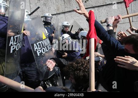 (180112) -- ATHÈNES, 12 janvier 2018 -- des manifestants s'affrontent avec la police anti-émeute devant le bâtiment du Parlement lors d'une manifestation contre un nouveau projet de loi d'austérité à Athènes, en Grèce, le 12 janvier 2018. Les syndicats grecs ont organisé une première série de grèves et de manifestations vendredi contre le nouveau projet de loi d'austérité débattu au Parlement qui, entre autres mesures, resserre les conditions pour appeler à des grèves. GRÈCE-ATHÈNES-SYNDICATS-PROTESTATION-AUSTÉRITÉ PROJET DE LOI MARIOSXLOLOS PUBLICATIONXNOTXINXCHN Banque D'Images