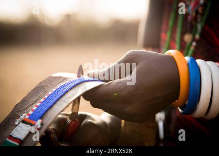 (180113) -- NAIROBI, 13 janvier 2018 -- Une femme masaï fabrique une ceinture traditionnelle dans un village masaï du parc national d'Amboseli, Kenya, 9 janvier 2018.) lx) KENYA-MASAI VILLAGE-LIFE LyuxShuai PUBLICATIONxNOTxINxCHN Banque D'Images