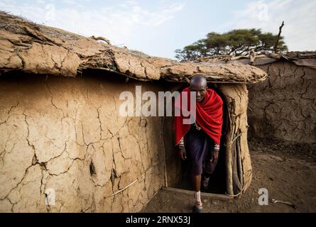 (180113) -- NAIROBI, 13 janvier 2018 -- Un Masaï sort d'une maison dans un village Masaï dans le parc national d'Amboseli, Kenya, 9 janvier 2018.) (nxl) KENYA-MASAI VILLAGE-LIFE LyuxShuai PUBLICATIONxNOTxINxCHN Banque D'Images