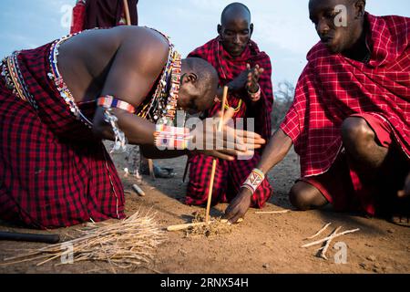 (180113) -- NAIROBI, 13 janvier 2018 -- les Masaïs font feu en frottant des bâtons dans un village Masaïs dans le parc national d'Amboseli, Kenya, 9 janvier 2018.) lx) KENYA-MASAI VILLAGE-LIFE LyuxShuai PUBLICATIONxNOTxINxCHN Banque D'Images