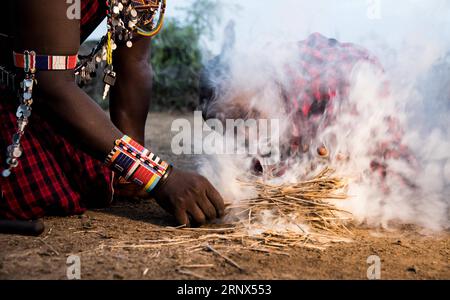 (180113) -- NAIROBI, 13 janvier 2018 -- les Masaïs font feu en frottant des bâtons dans un village Masaïs dans le parc national d'Amboseli, Kenya, 9 janvier 2018.) lx) KENYA-MASAI VILLAGE-LIFE LyuxShuai PUBLICATIONxNOTxINxCHN Banque D'Images