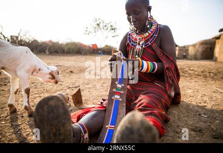 (180113) -- NAIROBI, 13 janvier 2018 -- Une femme masaï fabrique une ceinture traditionnelle dans un village masaï du parc national d'Amboseli, Kenya, 9 janvier 2018.) (nxl) KENYA-MASAI VILLAGE-LIFE LyuxShuai PUBLICATIONxNOTxINxCHN Banque D'Images