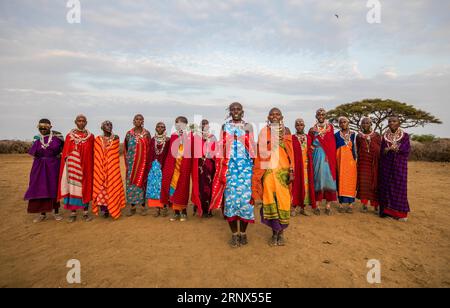 (180113) -- NAIROBI, 13 janvier 2018 -- Masais pose pour un photographe dans un village Masaï dans le parc national d'Amboseli, Kenya, 9 janvier 2018.) lx) KENYA-MASAI VILLAGE-LIFE LyuxShuai PUBLICATIONxNOTxINxCHN Banque D'Images