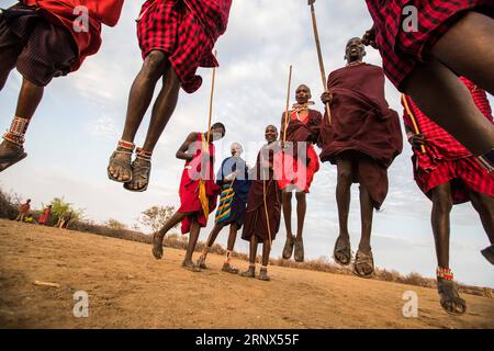 (180113) -- NAIROBI, le 13 janvier 2018 -- des Masais exécutent des danses traditionnelles dans un village Masaï du parc national Amboseli, Kenya, le 9 janvier 2018.) (nxl) KENYA-MASAI VILLAGE-LIFE LyuxShuai PUBLICATIONxNOTxINxCHN Banque D'Images