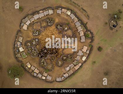 (180113) -- NAIROBI, 13 janvier 2018 -- une photo aérienne prise le 11 janvier 2018 montre un village Masaï dans le parc national d'Amboseli, au Kenya. lx) KENYA-MASAI VILLAGE-LIFE LyuxShuai PUBLICATIONxNOTxINxCHN Banque D'Images