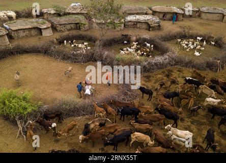 (180113) -- NAIROBI, 13 janvier 2018 -- une photo aérienne prise le 11 janvier 2018 montre un village Masaï dans le parc national d'Amboseli, au Kenya. lx) KENYA-MASAI VILLAGE-LIFE LyuxShuai PUBLICATIONxNOTxINxCHN Banque D'Images