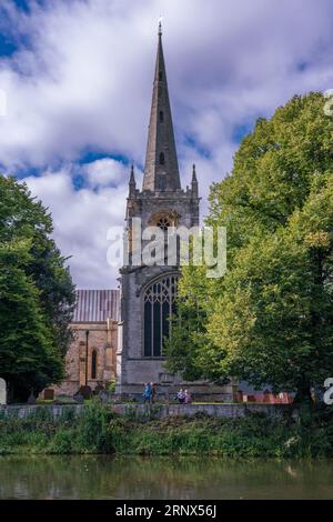 Voici une vue de l'église de la Sainte Trinité le long de la rivière Avon le 24 septembre 2021 à Stratford-upon-Avon, Royaume-Uni Banque D'Images