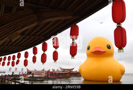 (180113) -- KUNMING, 13 janvier 2018 -- le canard en caoutchouc est vu à Kunming, capitale de la province du Yunnan du sud-ouest de la Chine, le 13 janvier 2018. L'idée originale de l'artiste néerlandais Florentijn Hofman, le canard gonflable géant en caoutchouc, sera exposée jusqu'au 2 mars. ) (Lhy) CANARD EN CAOUTCHOUC CHINA-YUNNAN-KUNMING (CN) LinxYiguang PUBLICATIONxNOTxINxCHN Banque D'Images