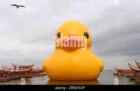 (180113) -- KUNMING, 13 janvier 2018 -- le canard en caoutchouc est vu à Kunming, capitale de la province du Yunnan du sud-ouest de la Chine, le 13 janvier 2018. L'idée originale de l'artiste néerlandais Florentijn Hofman, le canard gonflable géant en caoutchouc, sera exposée jusqu'au 2 mars. ) (Lhy) CANARD EN CAOUTCHOUC CHINA-YUNNAN-KUNMING (CN) LinxYiguang PUBLICATIONxNOTxINxCHN Banque D'Images