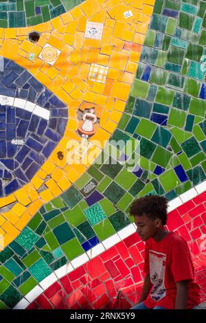 Rio de Janeiro, Brésil : Boy on the Escadaria Selaron, une étape mondialement connue dans le quartier de Lapa, travail libre et public de l'artiste chilien Jorge Selaron Banque D'Images