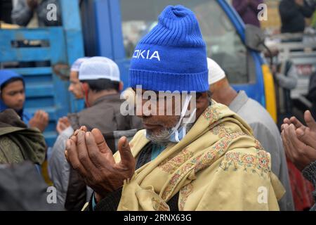 (180114) -- DHAKA, 14 janvier 2018 -- Un dévot prie pendant la première phase de trois jours de congrégation musulmane à Tongi, à la périphérie de Dhaka, la capitale du Bangladesh, le 14 janvier 2018. La deuxième plus grande congrégation musulmane annuelle au monde, qui a duré trois jours, s est terminée dimanche après-midi sur la rive du fleuve Turag à Tongi, à environ 25 km au nord de Dhaka, la capitale bangladaise. (srb) BANGLADESH-DHAKA-MUSLIM CONGREGATION SALIMXREZA PUBLICATIONxNOTxINxCHN Banque D'Images