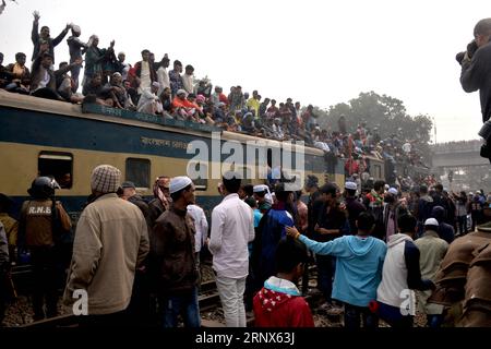 (180114) -- DHAKA, 14 janvier 2018 -- les dévots montent dans un train surpeuplé après avoir rejoint la prière finale lors de la première phase de la congrégation musulmane de trois jours à Tongi, à la périphérie de Dhaka, la capitale du Bangladesh, le 14 janvier 2018. La deuxième plus grande congrégation musulmane annuelle au monde, qui a duré trois jours, s est terminée dimanche après-midi sur la rive du fleuve Turag à Tongi, à environ 25 km au nord de la capitale bangladaise Dhaka.) (srb) BANGLADESH-DHAKA-MUSLIM CONGREGATION SALIMXREZA PUBLICATIONxNOTxINxCHN Banque D'Images