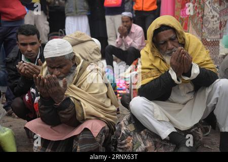 (180114) -- DHAKA, 14 janvier 2018 -- les dévots prient pendant la première phase de trois jours de congrégation musulmane à Tongi, à la périphérie de Dhaka, la capitale du Bangladesh, le 14 janvier 2018. La deuxième plus grande congrégation musulmane annuelle au monde, qui a duré trois jours, s est terminée dimanche après-midi sur la rive du fleuve Turag à Tongi, à environ 25 km au nord de Dhaka, la capitale bangladaise. (srb) BANGLADESH-DHAKA-MUSLIM CONGREGATION SALIMXREZA PUBLICATIONxNOTxINxCHN Banque D'Images