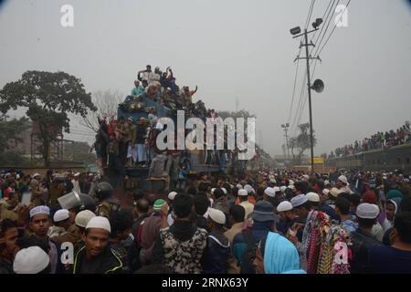 (180114) -- DHAKA, 14 janvier 2018 -- des dévots se bousculent dans un train surpeuplé après avoir rejoint la prière finale lors de la première phase de trois jours de congrégation musulmane à Tongi, à la périphérie de Dhaka, la capitale du Bangladesh, le 14 janvier 2018. La deuxième plus grande congrégation musulmane annuelle au monde, qui a duré trois jours, s est terminée dimanche après-midi sur la rive du fleuve Turag à Tongi, à environ 25 km au nord de Dhaka, la capitale bangladaise. (srb) BANGLADESH-DHAKA-MUSLIM CONGREGATION SALIMXREZA PUBLICATIONxNOTxINxCHN Banque D'Images