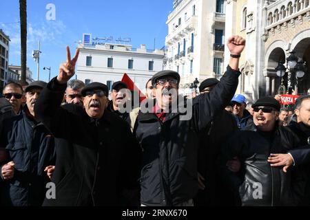 (180114) -- TUNISIE, 14 janvier 2018 -- les gens se rassemblent dans les rues pour marquer le 7e anniversaire des soulèvements populaires en Tunisie, Tunis, le 14 janvier 2018. Les Tunisiens commémorent dimanche le 7e anniversaire des soulèvements populaires qui ont entraîné le renversement de l'ancien président Zine al Abidine Ben Ali le 14 janvier 2011. TUNIS-TUNISIE-SOULÈVEMENTS POPULAIRES-ANNIVERSAIRE AdelexEzzine PUBLICATIONxNOTxINxCHN Banque D'Images