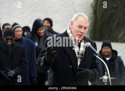 (180115) -- WASHINGTON, 15 janvier 2018 -- le secrétaire américain à l'intérieur Ryan Zinke prend la parole avant de déposer une gerbe sur Martin Luther King Jr Mémorial à Washington D.C., États-Unis, 15 janvier 2018. Diverses activités sont organisées le troisième lundi de janvier de chaque année à travers les États-Unis pour honorer le leader des droits civiques Martin Luther King Jr., né le 15 janvier 1929 et assassiné en 1968. ÉTATS-UNIS-WASHINGTON D.C.-MARTIN LUTHER KING-COMMÉMORATION YINXBOGU PUBLICATIONXNOTXINXCHN Banque D'Images