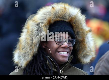 (180115) -- WASHINGTON, le 15 janvier 2018 -- Une femme assiste à une cérémonie de dépôt de couronnes devant Martin Luther King Jr Mémorial à Washington D.C., États-Unis, 15 janvier 2018. Diverses activités sont organisées le troisième lundi de janvier de chaque année à travers les États-Unis pour honorer le leader des droits civiques Martin Luther King Jr., né le 15 janvier 1929 et assassiné en 1968. ÉTATS-UNIS-WASHINGTON D.C.-MARTIN LUTHER KING-COMMÉMORATION YINXBOGU PUBLICATIONXNOTXINXCHN Banque D'Images