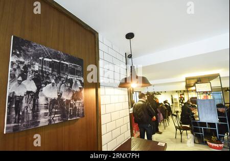 (180117) -- HANGZHOU, 17 janvier 2018 -- une photo prise le 16 janvier 2018 montre l'intérieur d'un restaurant de restauration rapide à Hangzhou, dans la province du Zhejiang de l'est de la Chine. Le restaurant de restauration rapide a été transformé d'un poste de service pour les transports en commun où les gens peuvent consulter pour prendre le bus ou obtenir de la monnaie.) (wsw) CHINA-HANGZHOU-FAST FOOD RESTAURANT (CN) LongxWei PUBLICATIONxNOTxINxCHN Banque D'Images