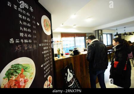 (180117) -- HANGZHOU, 17 janvier 2018 -- une photo prise le 16 janvier 2018 montre l'intérieur d'un restaurant de restauration rapide à Hangzhou, dans la province du Zhejiang de l'est de la Chine. Le restaurant de restauration rapide a été transformé d'un poste de service pour les transports en commun où les gens peuvent consulter pour prendre le bus ou obtenir de la monnaie.) (wsw) CHINA-HANGZHOU-FAST FOOD RESTAURANT (CN) LongxWei PUBLICATIONxNOTxINxCHN Banque D'Images