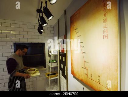 (180117) -- HANGZHOU, 17 janvier 2018 -- une photo prise le 16 janvier 2018 montre l'intérieur d'un restaurant de restauration rapide à Hangzhou, dans la province du Zhejiang de l'est de la Chine. Le restaurant de restauration rapide a été transformé d'un poste de service pour les transports en commun où les gens peuvent consulter pour prendre le bus ou obtenir de la monnaie.) (wsw) CHINA-HANGZHOU-FAST FOOD RESTAURANT (CN) LongxWei PUBLICATIONxNOTxINxCHN Banque D'Images