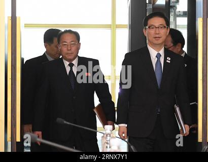 (180117) -- SÉOUL, 17 janv. 2018 () -- Chun HAE-sung(MD), vice-ministre de l'unification de la Corée du Sud, et Jon Jong su, vice-président du Comité pour la réunification pacifique de la patrie de la République populaire démocratique de Corée (RPDC), arrivent pour des pourparlers au village de Panmunjom, le 17 janvier 2018. Des pourparlers de travail entre la Corée du Sud et la RPDC étaient en cours mercredi dans le village de Panmunjom pour discuter de l'envoi d'athlètes de la RPDC aux Jeux olympiques d'hiver organisés par la Corée du Sud, a déclaré le ministère de l'unification de Séoul. (/South Korean unification Ministry) (psw) CORÉE DU SUD-D. Banque D'Images