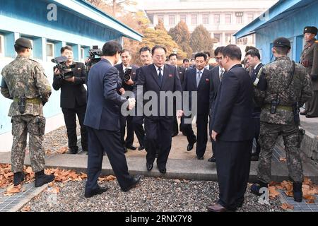 (180117) -- SÉOUL, 17 janv. 2018 () -- Jon Jong su(C), vice-président du Comité pour la réunification pacifique de la patrie de la République populaire démocratique de Corée (RPDC), arrive pour des pourparlers au village de Panmunjom, le 17 janvier 2018. Des pourparlers de travail entre la Corée du Sud et la RPDC étaient en cours mercredi dans le village de Panmunjom pour discuter de l'envoi d'athlètes de la RPDC aux Jeux olympiques d'hiver organisés par la Corée du Sud, a déclaré le ministère de l'unification de Séoul. (/South Korean unification Ministry) (psw) CORÉE DU SUD-RPDC-WINTER OLYMPICS-TALKS Xinhua PUBLICATIONxNOTxINxCHN Banque D'Images