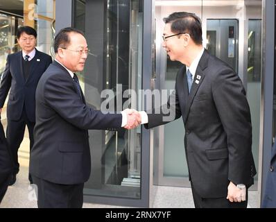 (180117) -- SÉOUL, 17 janv. 2018 () -- Chun HAE-sung (à droite), vice-ministre de l'unification de la Corée du Sud, serre la main de Jon Jong su, vice-président du Comité pour la réunification pacifique de la patrie de la République populaire démocratique de Corée (RPDC), dans le village de Panmunjom, le 17 janvier 2018. Des pourparlers de travail entre la Corée du Sud et la RPDC étaient en cours mercredi dans le village de Panmunjom pour discuter de l'envoi d'athlètes de la RPDC aux Jeux olympiques d'hiver organisés par la Corée du Sud, a déclaré le ministère de l'unification de Séoul. (/South Korean unification Ministry) (psw) CORÉE DU SUD-DPR Banque D'Images