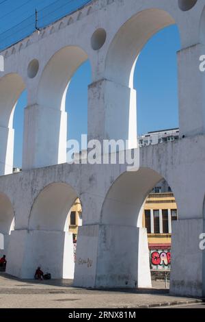 Rio de Janeiro, Brésil : Skyline avec l'aqueduc Carioca (Arcos da Lapa), ouvert en 1750, exemple de l'architecture coloniale dans le quartier de Lapa Banque D'Images