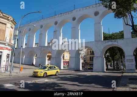 Rio de Janeiro, Brésil : Skyline avec l'aqueduc Carioca (Arcos da Lapa), ouvert en 1750, exemple de l'architecture coloniale dans le quartier de Lapa Banque D'Images