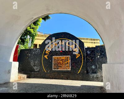 Rio de Janeiro, Brésil : le signe de l'aqueduc Carioca, connu sous le nom d'Arcos da Lapa, ouvert en 1750, exemple de l'architecture coloniale dans le quartier de Lapa Banque D'Images