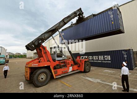 (180117) -- HANGZHOU, 17 janvier 2018 -- le personnel des douanes vérifie les conteneurs à Yiwu, province du Zhejiang de l est de la Chine, 3 mai 2017. Selon les douanes de Hangzhou, la valeur du commerce extérieur du Zhejiang s'élevait à 2,56 billions de yuans (environ 397,6 milliards de dollars américains) en 2017, en hausse de 15,3 pour cent d'une année sur l'autre. Les exportations et les importations ont augmenté de 10,1 % et de 35,6 % en glissement annuel respectivement. ) (Mcg) CHINE-ZHEJIANG-COMMERCE EXTÉRIEUR (CN) TanxJin PUBLICATIONxNOTxINxCHN Banque D'Images