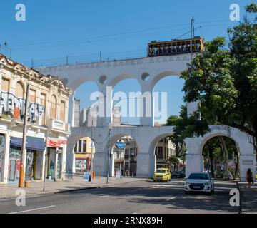 Rio de Janeiro, Brésil : l'aqueduc Carioca (Arcos da Lapa) avec le célèbre téléphérique bonde, tramway électrique sur son chemin entre Centro et Santa Teresa Banque D'Images