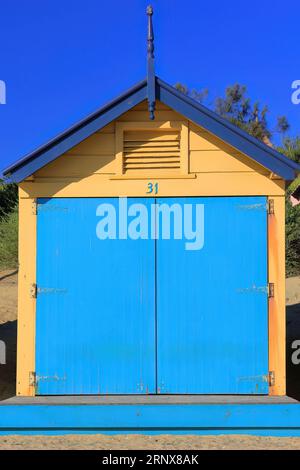 908 l'un des 82 boxes de bain victoriens peints de couleurs vives sur Dendy Street Beach, banlieue de Brighton. Melbourne-Australie. Banque D'Images