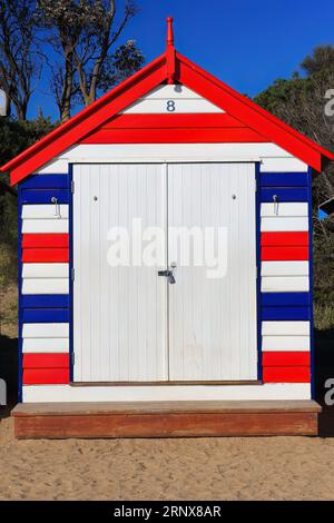 910 l'un des 82 boxes de bain victoriens peints de couleurs vives sur Dendy Street Beach, banlieue de Brighton. Melbourne-Australie. Banque D'Images