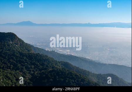 Rio de Janeiro : Skyline dans la brume vue depuis la montagne du Corcovado avec le stade Maracana, l'un des plus célèbres stades de football au monde Banque D'Images