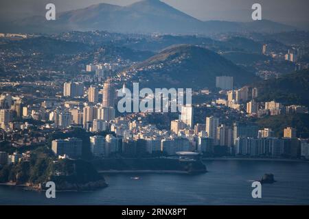 Rio de Janeiro, Brésil : vue aérienne de la ligne d'horizon de Niteroi vue de Morro da Urca (montagne Urca), la première station du téléphérique du pain de sucre Banque D'Images