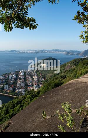 Rio de Janeiro, Brésil : l'horizon de Rio avec le district d'Urca ci-dessous et la municipalité de Niteroi sur la droite vue de Morro da Urca Banque D'Images