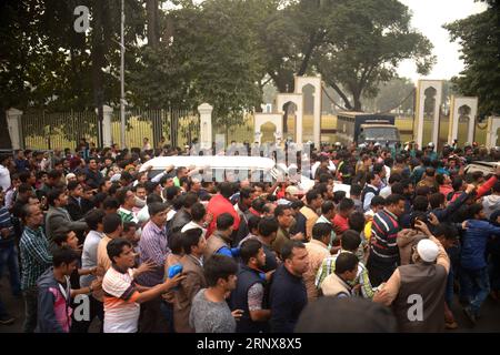 (180118) -- DHAKA, 18 janvier 2018 -- le cortège du chef de l'opposition et ancien Premier ministre Khaleda Zia se rend devant un tribunal à Dhaka, capitale du Bangladesh, le 17 janvier 2018. Khaleda Zia a assisté mercredi à une audience devant un tribunal de Dhaka pour deux affaires de corruption et a plaidé pour reporter la procédure prévue du jeudi à la semaine prochaine. ) (Zjy) BANGLADESH-DHAKA-EX-PM-COURT SalimxReza PUBLICATIONxNOTxINxCHN Banque D'Images