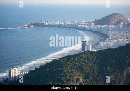 Rio de Janeiro, Brésil : superbe vue panoramique sur les toits de la ville depuis la montagne du pain de sucre avec la plage de Copacabana et le fort de Copacabana Banque D'Images