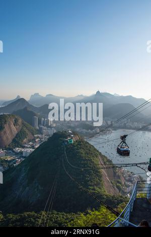 Rio de Janeiro, Brésil : superbe vue panoramique sur les toits de la ville depuis le téléphérique du pain de sucre avec les montagnes et le quartier et la plage de Botafogo Banque D'Images
