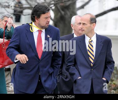 Washington, États-Unis d ' Amérique. 22 février 2010. Washington, DC - 22 février 2009 -- les gouverneurs Bill Richardson (démocrate du Nouveau-Mexique), à gauche, et John Baldacci (démocrate du Maine), à droite, partent après qu'eux et leurs collègues gouverneurs ont rencontré le président américain Barack Obama à la Maison Blanche à Washington, DC le lundi 22 février 2010.crédit : Ron Sachs/CNP/Sipa USA crédit : SIPA USA/Alamy Live News Banque D'Images