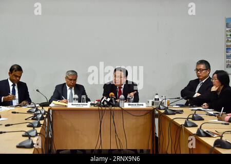 (180118) -- DHAKA, 18 janvier 2018 -- Zhang Wencai (3e L), vice-président de la Banque asiatique de développement (BAD), prend la parole lors d'un point de presse à Dhaka, Bangladesh, le 18 janvier 2018. Le vice-président de la Banque asiatique de développement (BAD), Zhang Wencai, participant mercredi au Forum du développement du Bangladesh (BDF) à Dhaka, a réaffirmé l'engagement de la BAD à soutenir le Bangladesh dans la réalisation des objectifs de développement durable (ODD) et à aider le pays à réaliser ses aspirations en matière de croissance. Naim UL Karim) BANGLADESH-DHAKA-ADB-VICE-PRÉSIDENT-BRIEFING PRESSE naim-ul-karim PUBLICATIONxNOTxINxCHN Banque D'Images