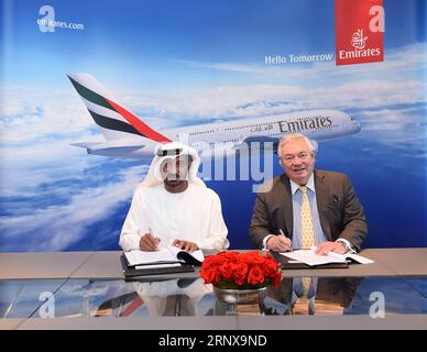 180118 -- DUBAÏ, le 18 janvier 2018 -- photo fournie par Emirates Airline, le transporteur international des Émirats arabes Unis, montre Sheikh Ahmed bin Saeed al-Maktoum L, président-directeur général de Emirates Airline, signe un protocole d'accord avec John Leahy R, directeur des opérations-clients d’Airbus commercial Aircraft, au siège de la compagnie aérienne à Dubaï, Émirats arabes Unis, le 18 janvier 2018. La compagnie aérienne Emirates, contrôlée par le gouvernement de Dubaï, a déclaré jeudi avoir acheté 36 Airbus A380 supplémentaires. UAE-DUBAÏ-EMIRATES AIRLINE-AIRBUS A380-ACHETER XINHUA P. Banque D'Images