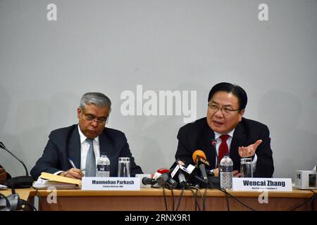 (180118) -- DHAKA, le 18 janvier 2018 -- le vice-président de la Banque asiatique de développement (BAD), Zhang Wencai (R), prend la parole lors d'un point de presse à Dhaka, au Bangladesh, le 18 janvier 2018. Le vice-président de la Banque asiatique de développement (BAD), Zhang Wencai, participant mercredi au Forum du développement du Bangladesh (BDF) à Dhaka, a réaffirmé l'engagement de la BAD à soutenir le Bangladesh dans la réalisation des objectifs de développement durable (ODD) et à aider le pays à réaliser ses aspirations en matière de croissance. Naim UL Karim) BANGLADESH-DHAKA-ADB-VICE-PRÉSIDENT-BRIEFING PRESSE naim-ul-karim PUBLICATIONxNOTxINxCHN Banque D'Images