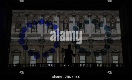 (180119) -- LONDRES, 19 janvier 2018 -- Love Motion de Rhys Coren est présenté à la Royal Academy of Arts dans le cadre du festival lumière à Londres, en Grande-Bretagne, le 18 janvier 2018. Le plus grand festival de lumière de Grande-Bretagne, Lumiere London, ouvre jeudi soir, avec plus de 50 œuvres d'art de lumières d'artistes britanniques et internationaux exposées sur certains des bâtiments les plus emblématiques de la capitale. (psw) BRITAIN-LONDON-LUMIERE-LIGHT FESTIVAL HanxYan PUBLICATIONxNOTxINxCHN Banque D'Images