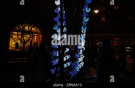 (180119) -- LONDRES, 19 janvier 2018 -- Illumaphonium de Michael Davis est présenté dans le cadre du festival lumière à Londres, en Grande-Bretagne, le 18 janvier 2018. Le plus grand festival de lumière de Grande-Bretagne, Lumiere London, ouvre jeudi soir, avec plus de 50 œuvres d'art de lumières d'artistes britanniques et internationaux exposées sur certains des bâtiments les plus emblématiques de la capitale. (psw) BRITAIN-LONDON-LUMIERE-LIGHT FESTIVAL HanxYan PUBLICATIONxNOTxINxCHN Banque D'Images