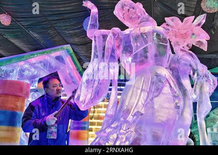 (180119) -- BEIJING, 19 janvier 2018 -- Un artisan fabrique une lanterne à glace à Longqingxia, dans le district de Yanqing à Beijing, capitale de la Chine, le 19 janvier 2018. Le 32e Festival des lanternes de glace de Longqingxia a débuté vendredi dans le district de Yanqing de Beijing, l'un des sites des Jeux Olympiques d'hiver de 2022. (lx) CHINA-BEIJING-ICE LANTERN FESTIVAL (CN) LixXin PUBLICATIONxNOTxINxCHN Banque D'Images