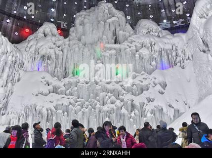 (180119) -- BEIJING, 19 janvier 2018 -- des touristes visitent la cascade de glace à Longqingxia, dans le district de Yanqing à Beijing, capitale de la Chine, le 19 janvier 2018. Le 32e Festival des lanternes de glace de Longqingxia a débuté vendredi dans le district de Yanqing de Beijing, l'un des sites des Jeux Olympiques d'hiver de 2022. (lx) CHINA-BEIJING-ICE LANTERN FESTIVAL (CN) LixXin PUBLICATIONxNOTxINxCHN Banque D'Images