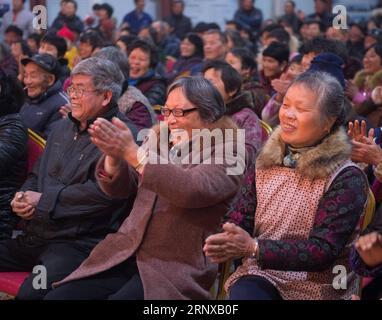 (180120) -- SHAOXING, 20 janvier 2018 -- des villageois assistent à une représentation de Singe dans le village de Dashanxi de Shaoxing, dans la province du Zhejiang de l'est de la Chine, le 19 janvier 2018. Shaoju, également connu sous le nom de Shaoxing Opera, est un sous-type de l'opéra luantan. Avec une histoire de près de 400 ans, Shaoju a eu plus de 400 programmes. Le plus célèbre est la performance de Monkey. Les célèbres interprètes de Monkey King Zhang Zongyi et Zhang Zongxin, portant respectivement le nom de scène de Liulingtong et Qilingtong, ont initié la représentation de Shaoju dans les années 1940 Sa performance a des spécialités du nord et du sud en Chine. Banque D'Images